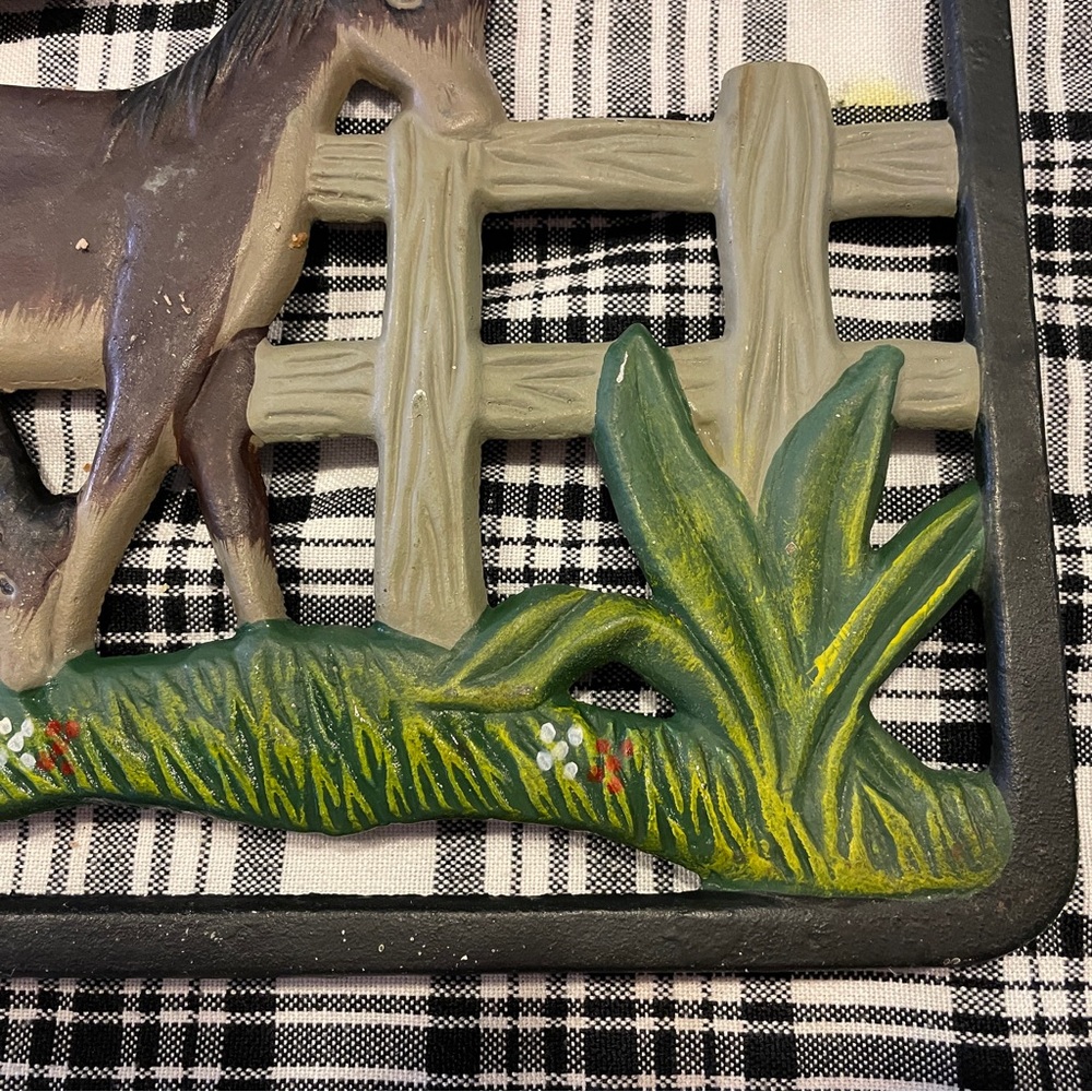 Vintage Large Hand Panted Cast Iron Horse Foal Fenced Pasture Trivet Hot Plate - Picture 5 of 7